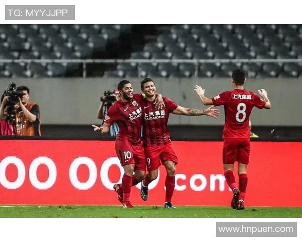 恒大与上港激战正酣球迷热情高涨精彩瞬间回顾