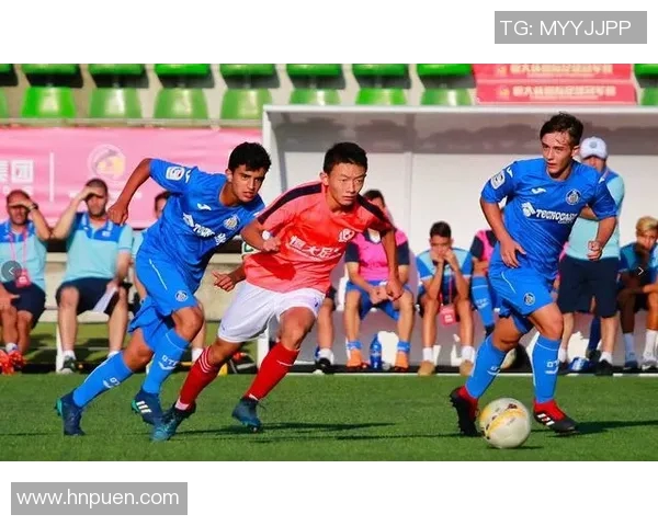 曼塔海豚与国民竞技的激烈对决揭示足球战术与团队精神的完美结合